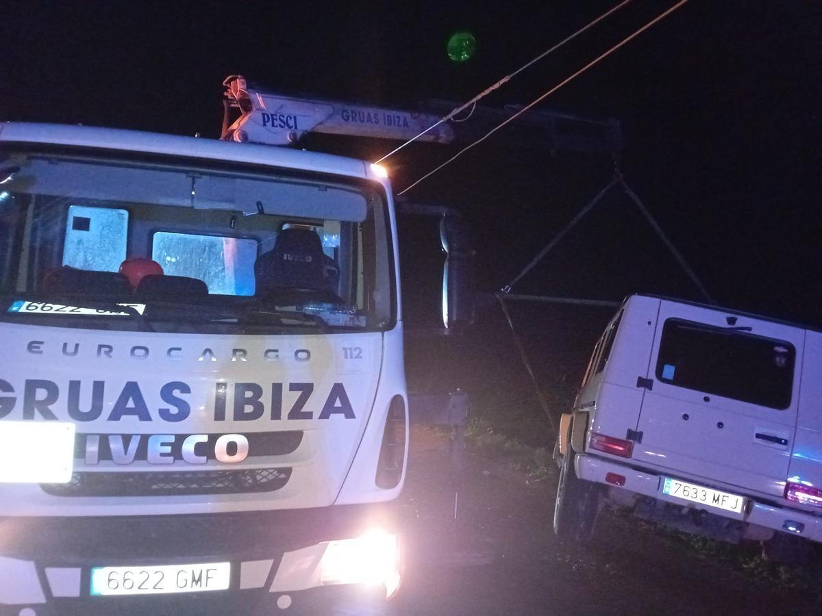 El vehículo siendo remolcado por Gruas Ibiza.