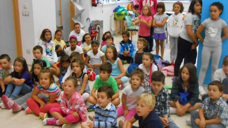 Varios de los niños participantes en el taller, el día de su clausura.