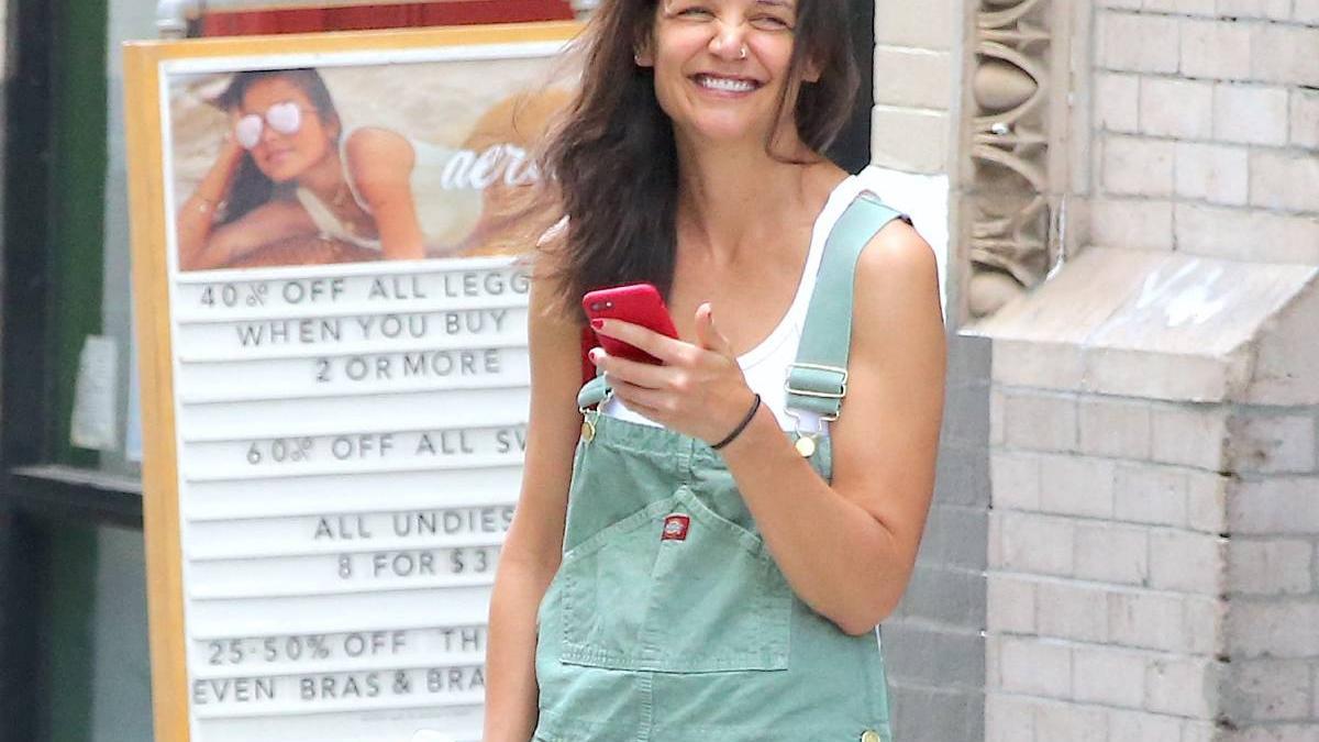 Para llevar peto en plena ola de calor hay tres reglas básicas que cumplir según Katie Holmes