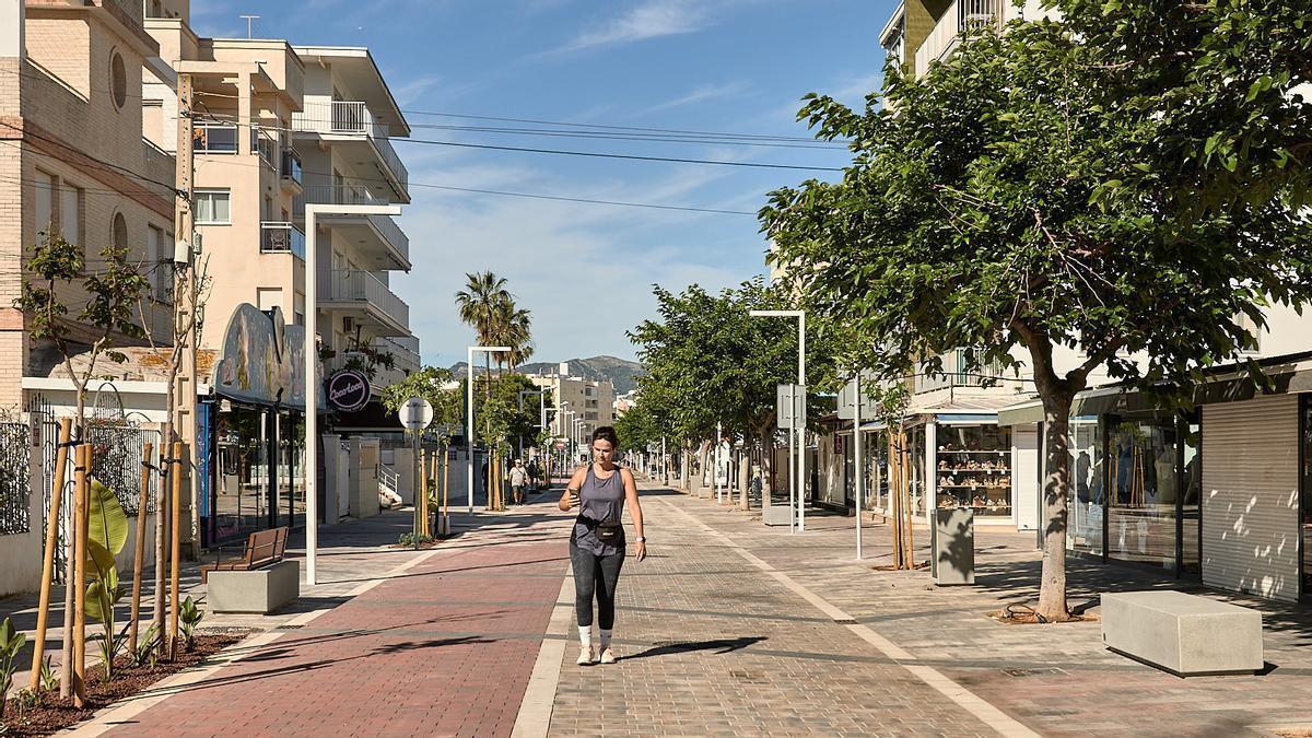 Finalizan las obras de urbanización de la avenida de la Pau en la playa de Gandia.