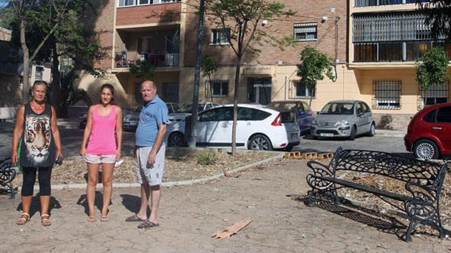 María José Martín, Sandra Claro y Emilio Álvarez en la placita ajardinada que reclaman que sea mantenida por el Ayuntamiento.