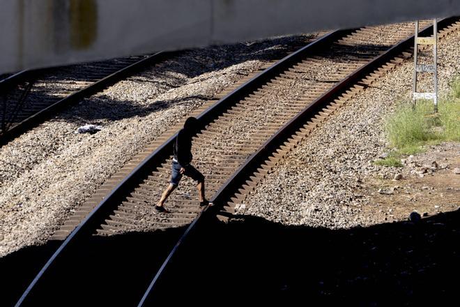 Sant Adrià pide ayuda a la Generalitat ante el aumento del consumo de droga junto a las vías de Rodalies en La Mina