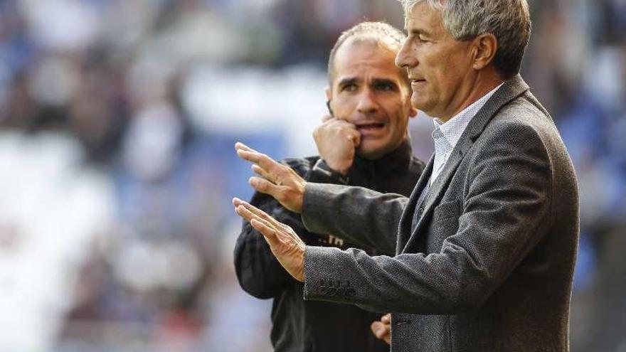 Quique Setién pide calma a sus jugadores durante el partido.