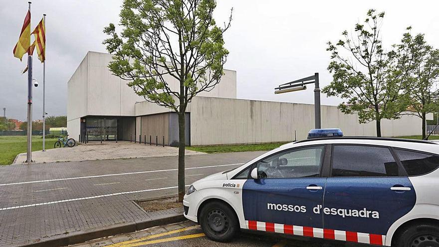 Un cotxe dels Mossos a la comissaria compartida de Salt.