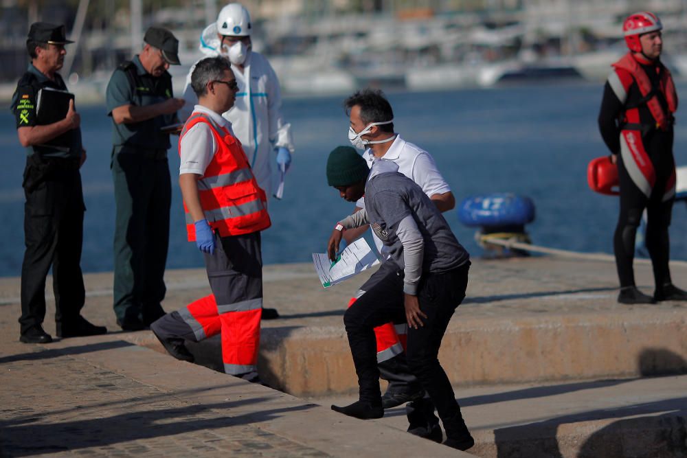 A migrant is helped by a member of Spanish Red ...