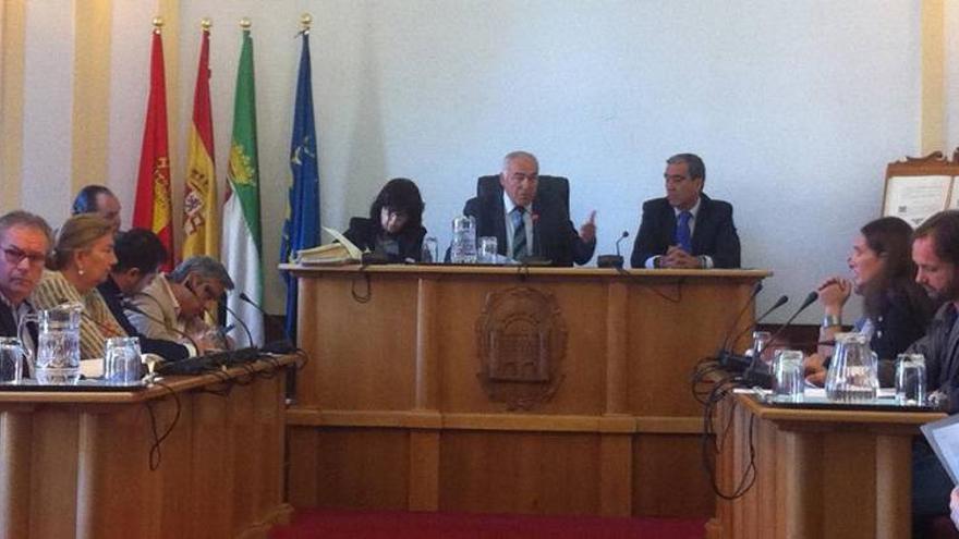 El pleno del Ayuntamiento de Mérida aprueba la bajada de tasas y congela las tarifas de la zona azul