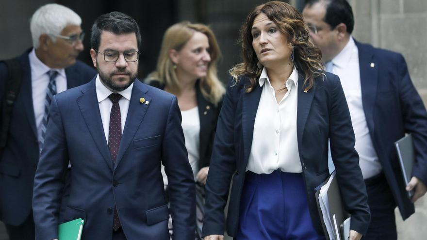 El 'president' Aragonès y la 'consellera' Vilagrà este martes dirigiéndose a la reunión del Govern.