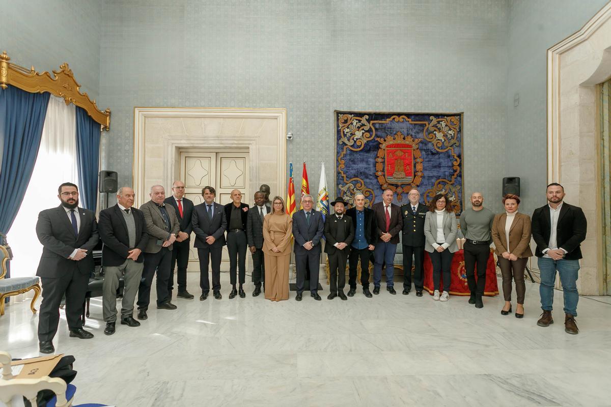 Todos los grupos políticos con representación en el pleno han estado presentes en el acto.