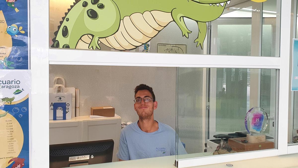 Jonathan hace sus prácticas en el Acuario de Zaragoza.