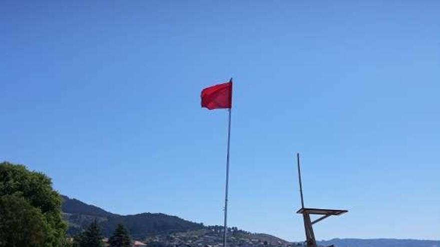 La bandera roja ondeó unas horas el domingo en A Xunqueira. // S. Á.