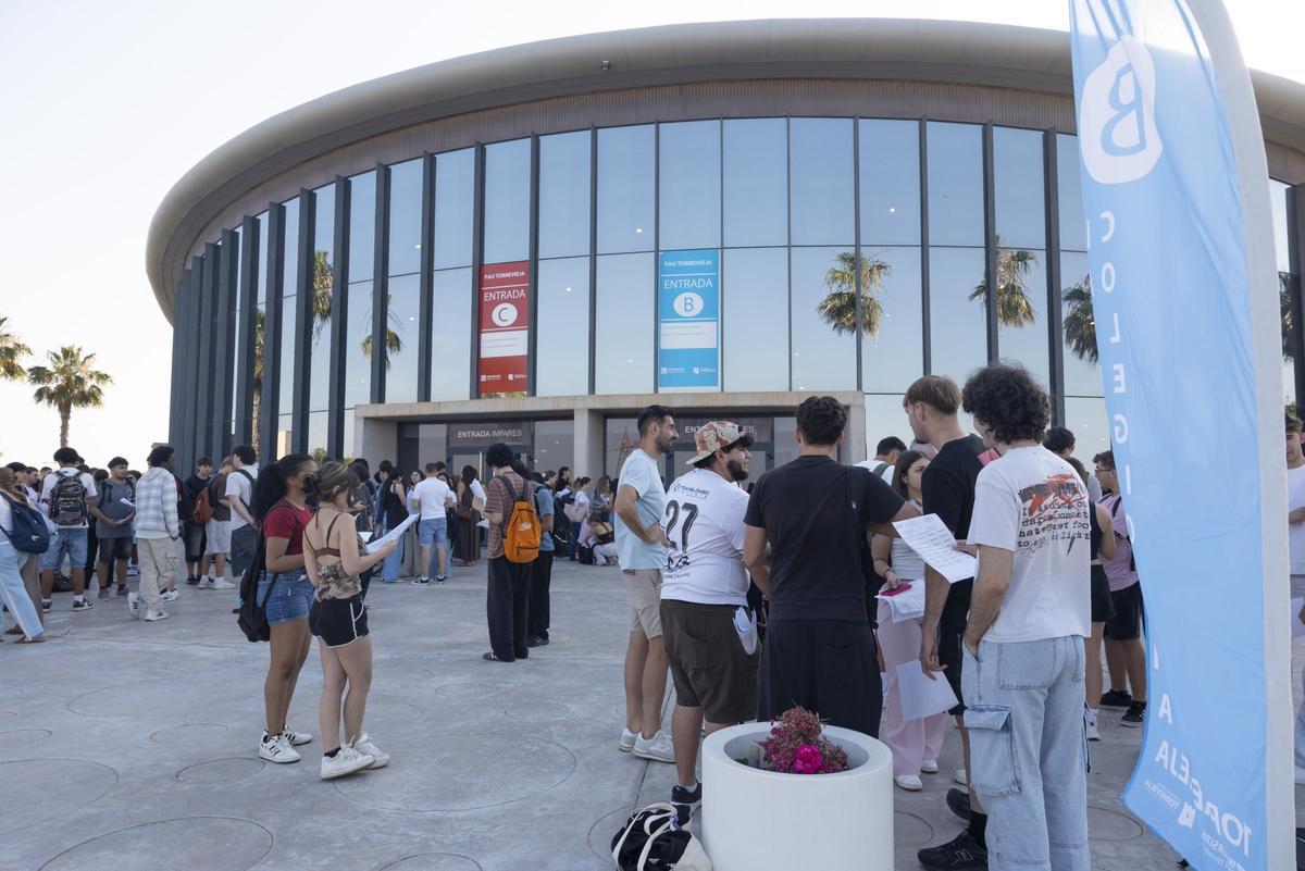 Arrancan los exámenes de la EBAU 2026 en el Auditorio de Torrevieja