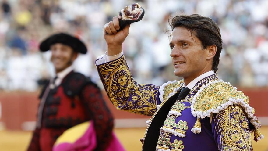 Lama de Góngora muestra la única oreja de la tarde en la primera corrida de la Feria de Abril, este domingo, en La Maestranza.