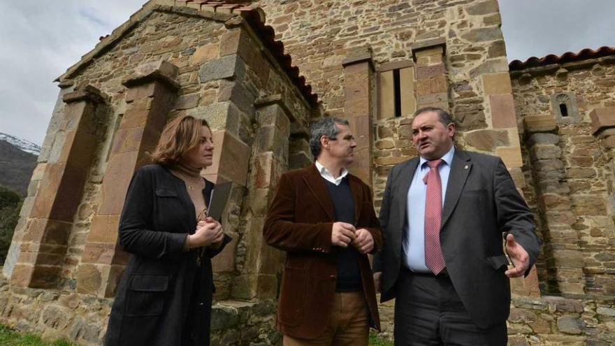 Otilia Requejo, Vicente Domínguez y Ramón Argüelles, en el entorno de Santa Cristina de Lena.