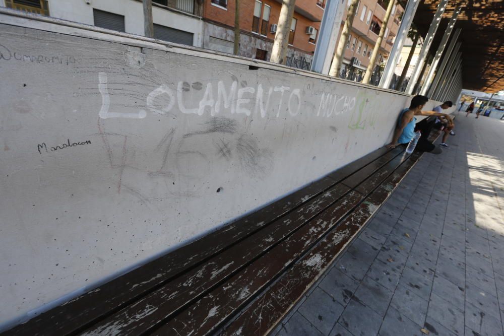 Desperfectos en la plaza de Francesc Cantó