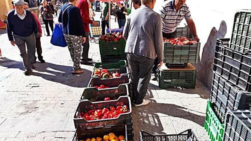 La calle Encomienda, con puestos de hortelanos de pimientos y tomates.