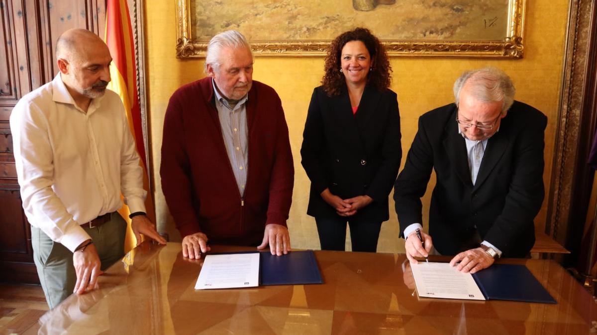 Imagen de la firma protocolaria del acuerdo entre el Consell de Mallorca y la Federació Balear de Trot, con Cladera y Llabata en el centro.