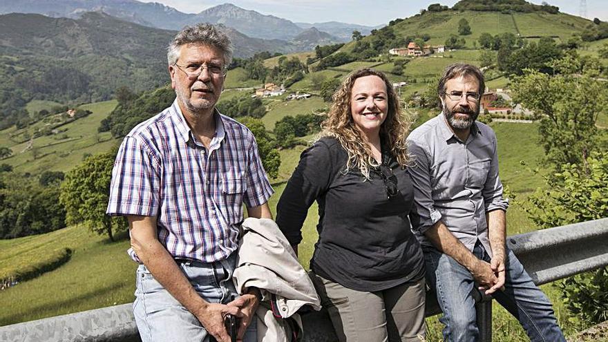 Por la izquierda: José Avelino Gutiérrez, Patricia Suárez Manjón y Alejandro García Álvarez-Busto, con el Picu Castiello al fondo. 