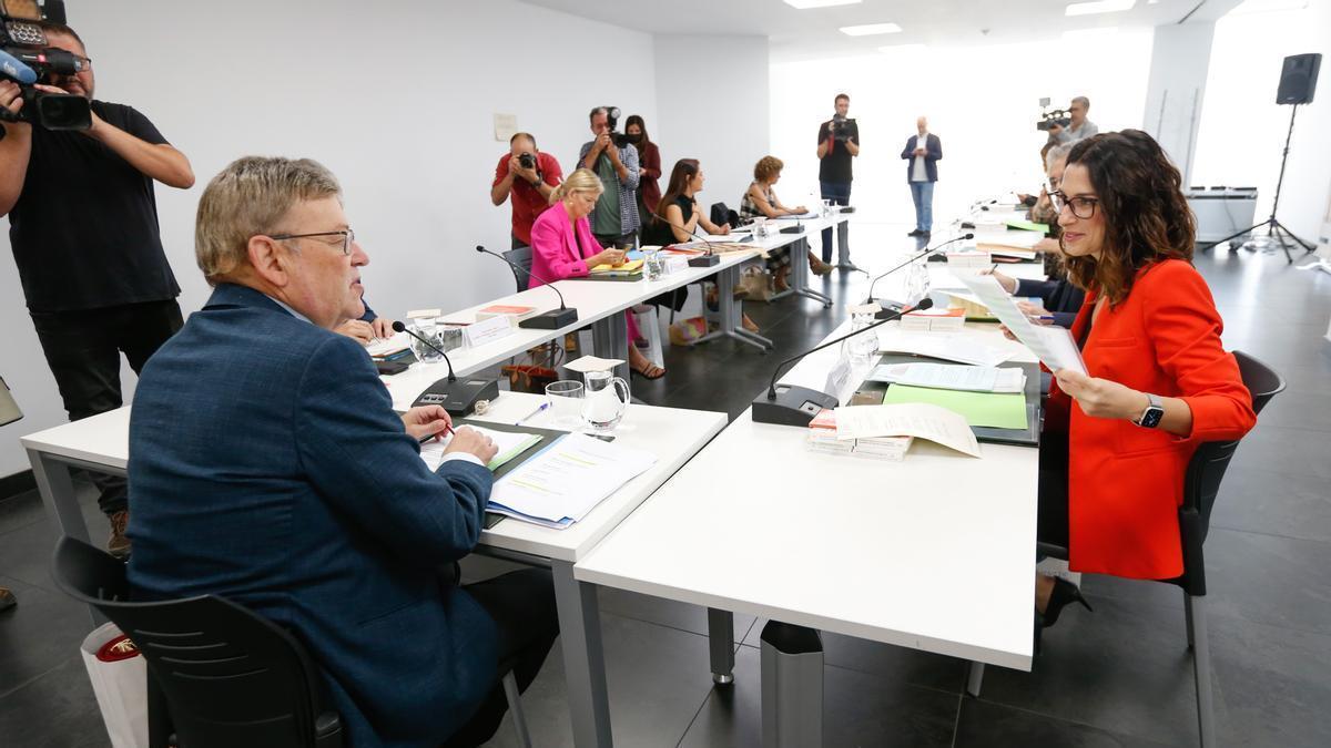 El jefe del Consell, Ximo Puig, y la vicepresidenta de la Generalitat, Aitana Mas, conversan antes del pleno celebrado en Crevillent.