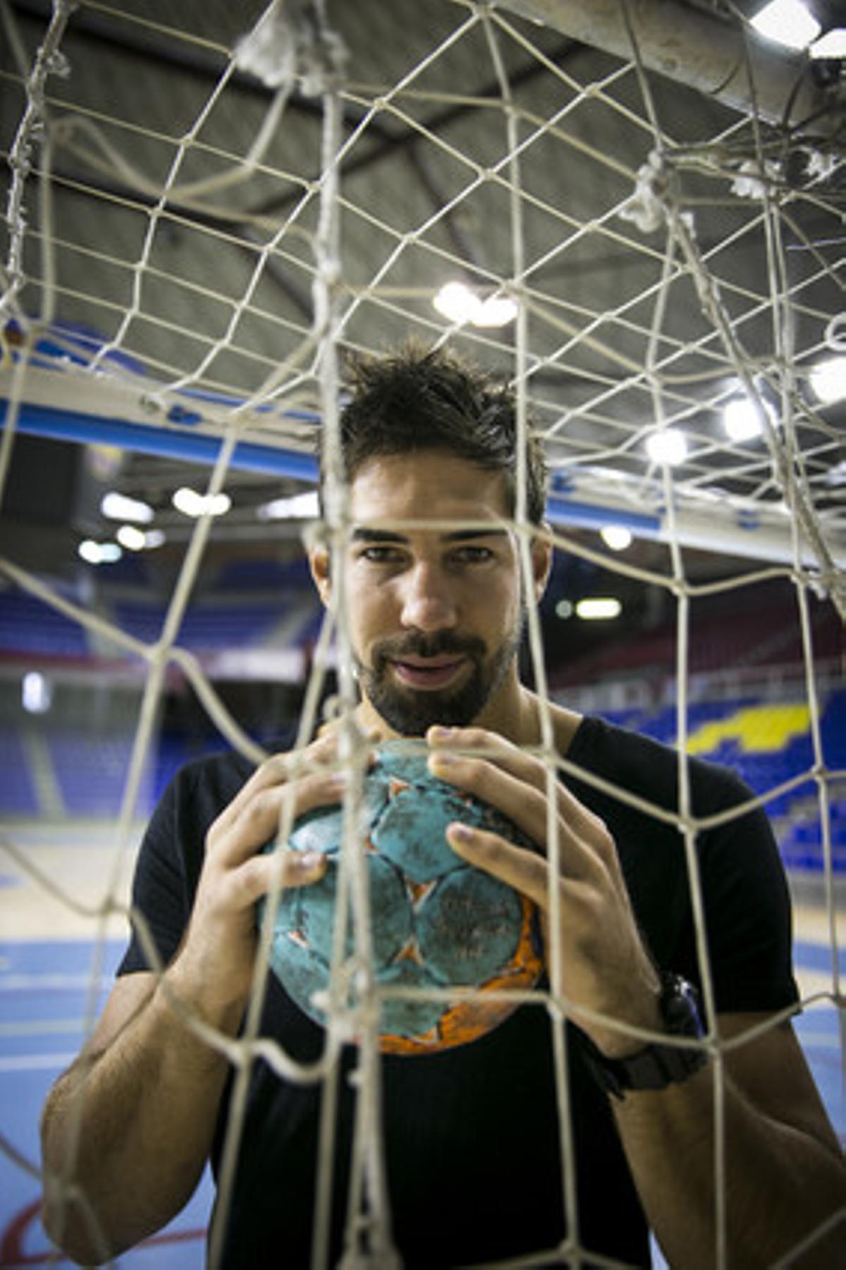 La nueva estrella del Barça de balonmano posa en una portería del Palau Blaugrana. La nueva estrella del Barça de balonmano posa en una portería del Palau Blaugrana.