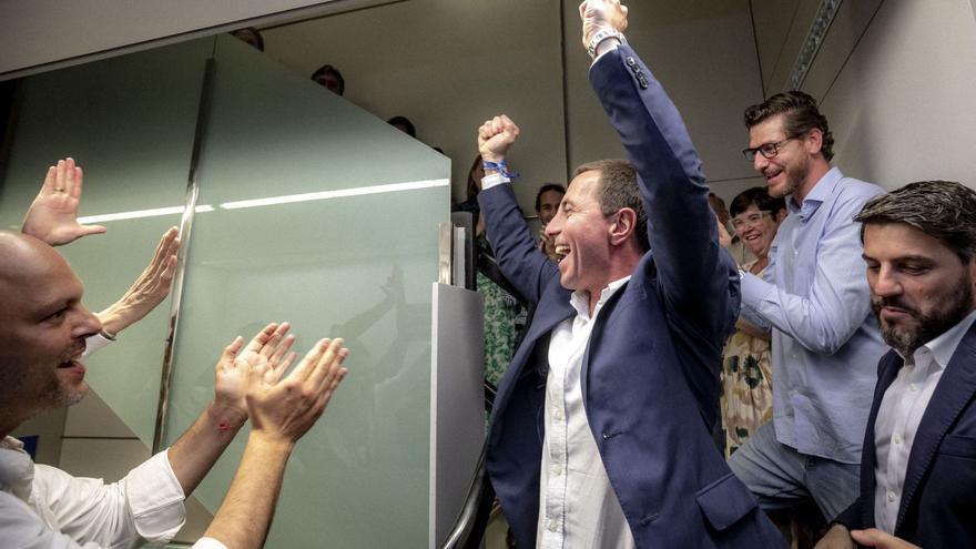 Llorenç Galmés, alzando los brazos, por la victoria y casi con toda seguridad será el próximo presidente del Consell.