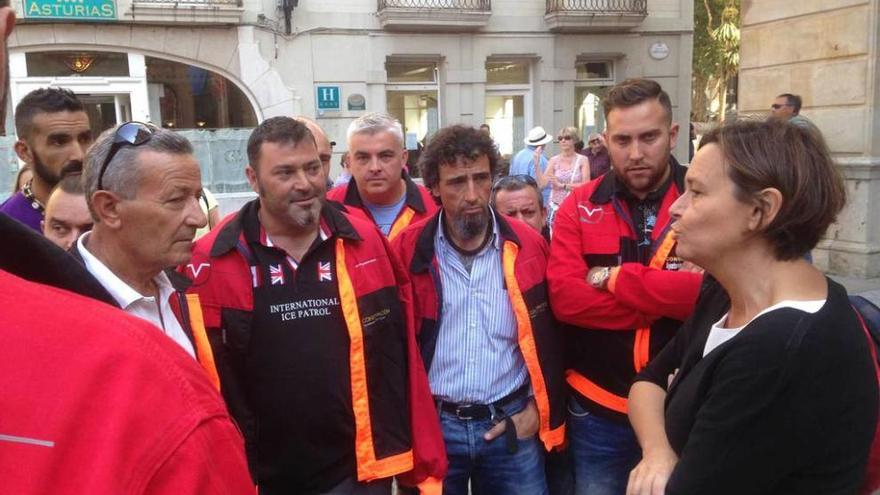 Moriyón, en la plaza Mayor, con los trabajadores de conservación viaria.