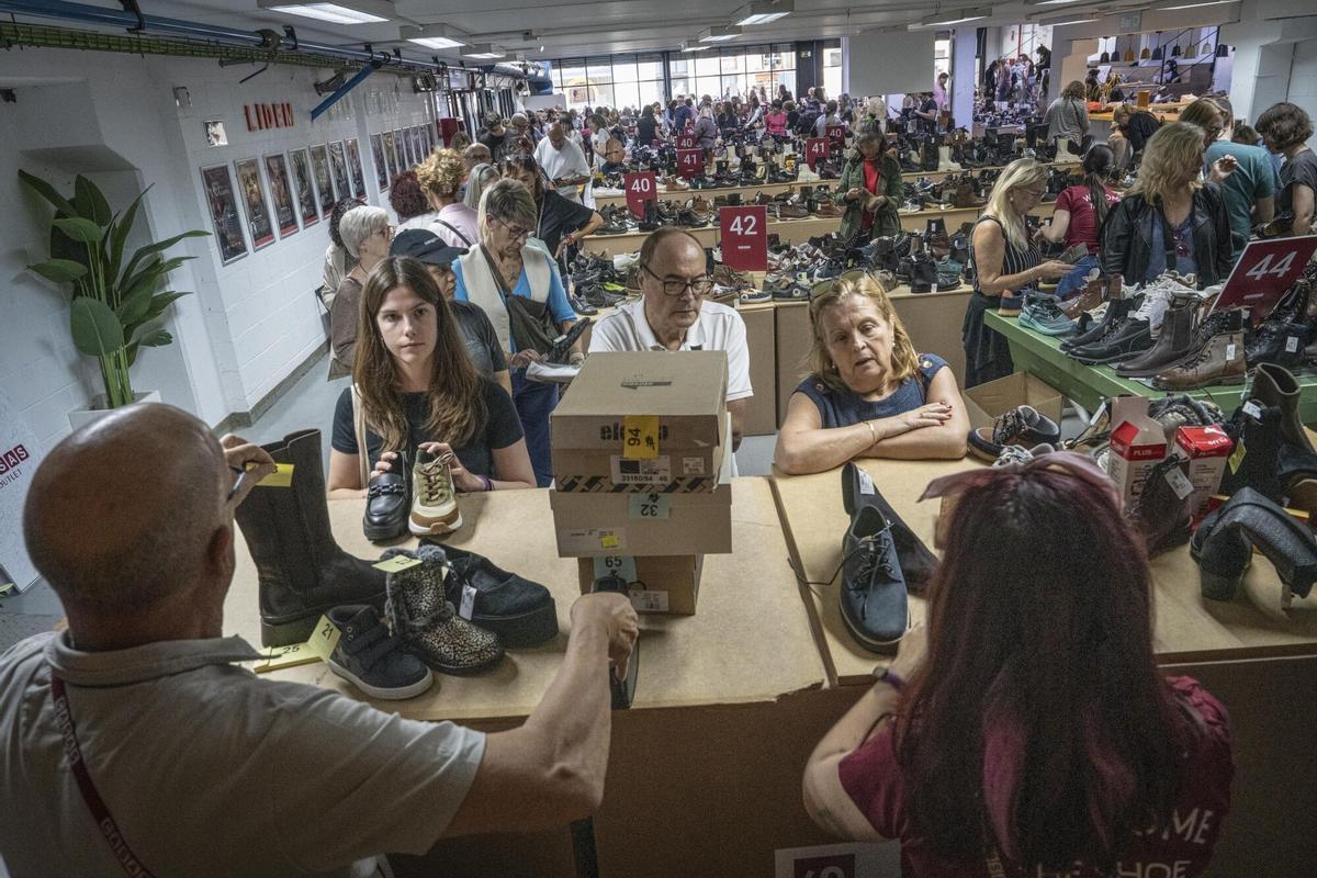 Ambiente en el outlet efímero de la cadena de zapaterías Casas, que ofrece descuentos en marcas como Converse, Aro o Camper, en Barcelona, el 22 de octubre de 2025.