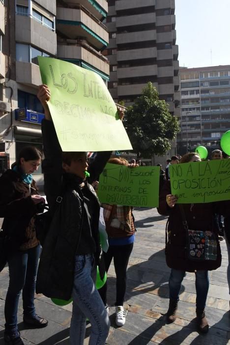 Los interinos de Educación protestan por las oposi