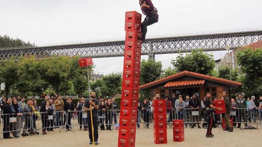 El ya clásico &quot;eskalabirras&quot;llamó la atención del público ayer en Redondela.