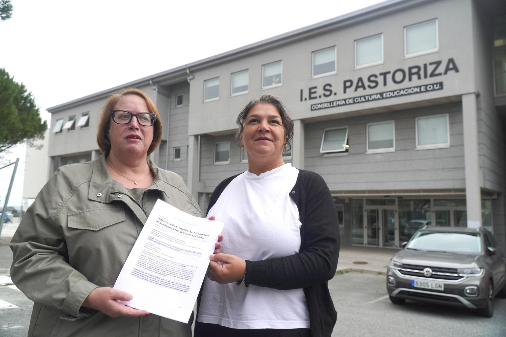 Dos de las madres de la ANPA del IES de Pastoriza, en Arteixo, con el escrito a la Valedora do Pobo.