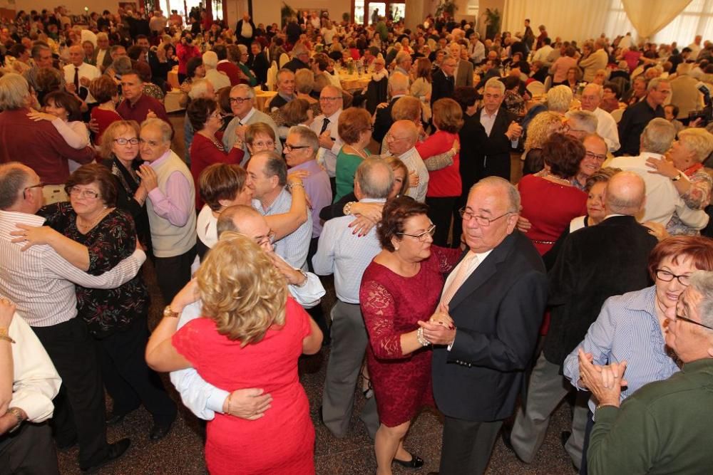 Almuerzo y baile por el Día de los Enamorados en el Club de Mayores de Cartagena