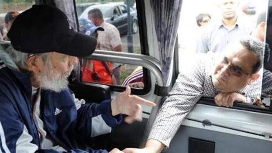 Fidel Castro saluda a un simpatizante.