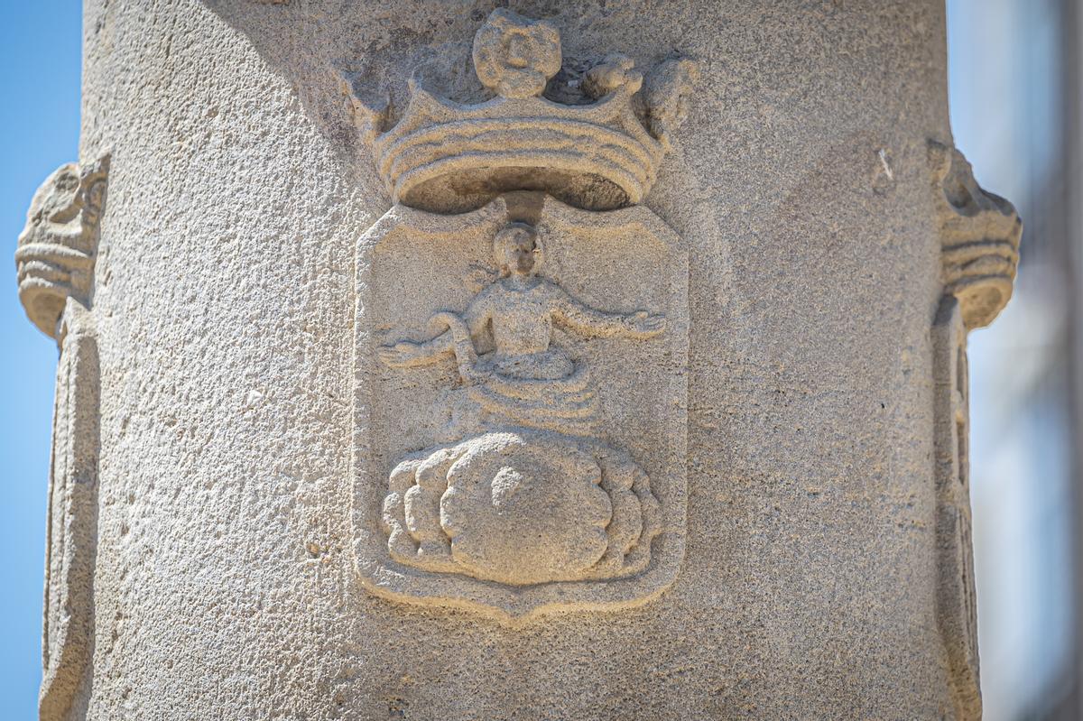 Escudo del antiguo Sants independiente en la fuente del Niño, hoy situada en los jardines de Can Mantega de Barcelona