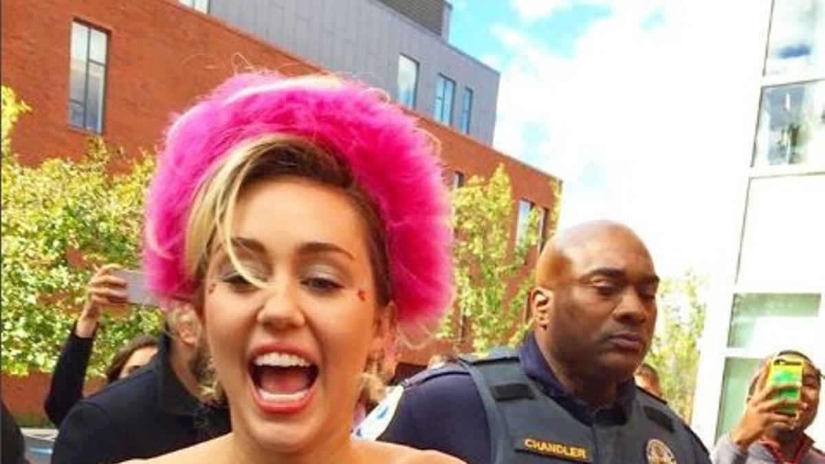 El look de Agatha Ruiz de la Prada que ha lucido Miley Cyrus para hacer campaña por Clinton