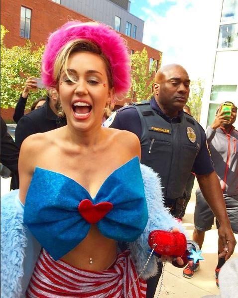 El look de Agatha Ruiz de la Prada que ha lucido Miley Cyrus para hacer campaña por Clinton