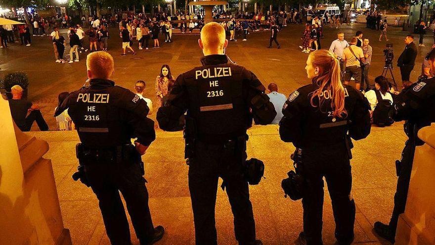 La Policía de Frankfurt, en Alemania, vigila una zona de ocio nocturno de la ciudad, precintada parcialmente por la pandemia, en la noche del viernes.