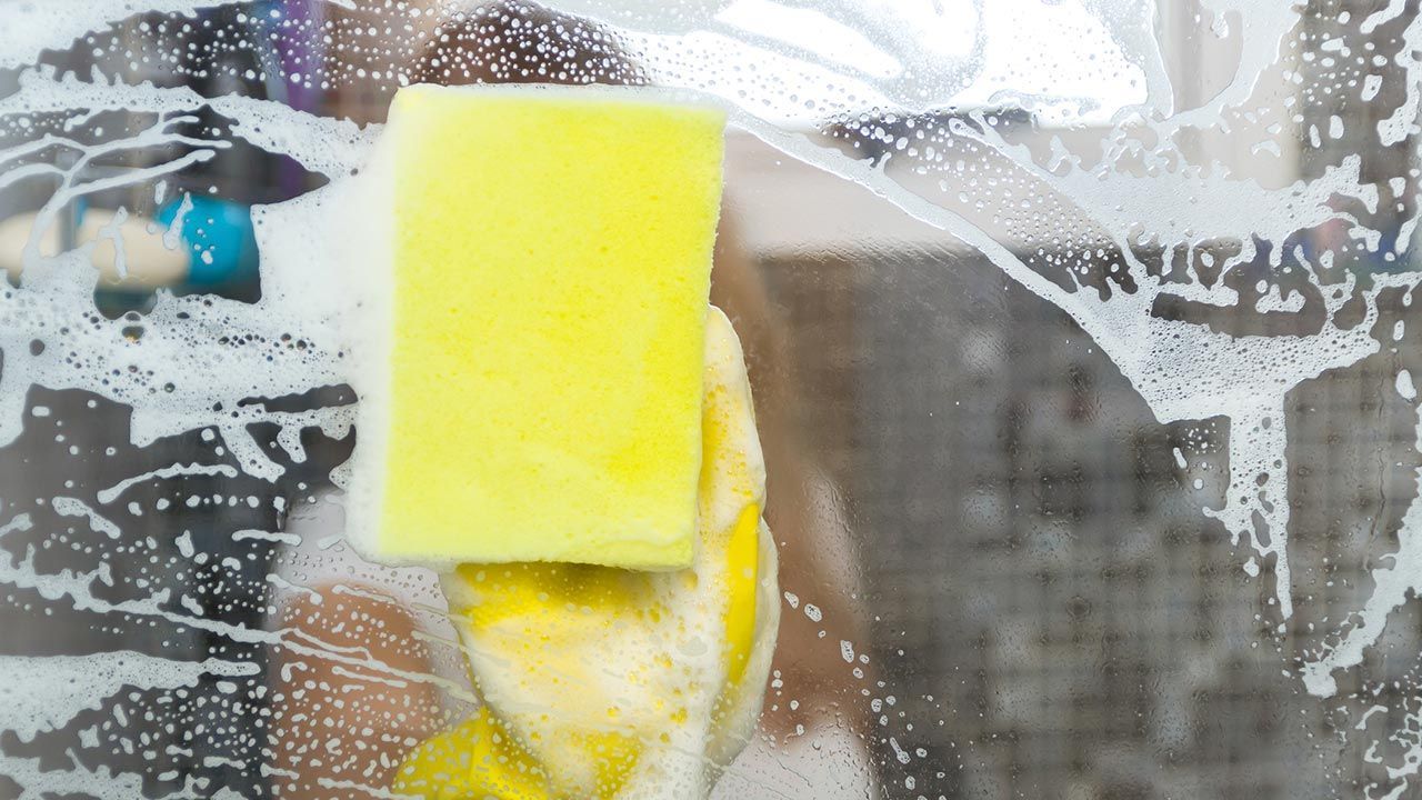 No creerás el truco para limpiar la mampara de la ducha