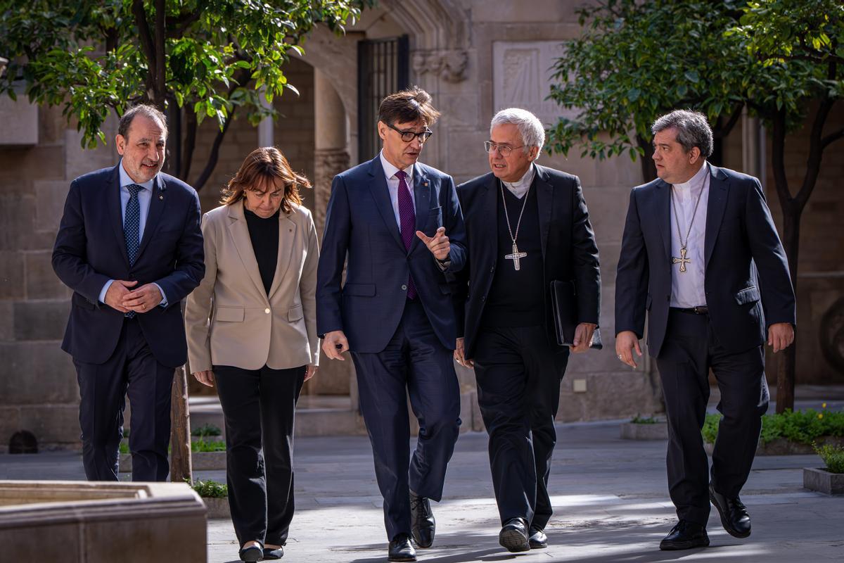 De izquierda a derecha, Ramon Espadaler, conseller de Justícia; Sílvia Paneque, consellera de Territori; el president Salvador Illa; el arzobispo de Tarragona, Joan Planellas y el obispo de Lleida, Daniel Palau