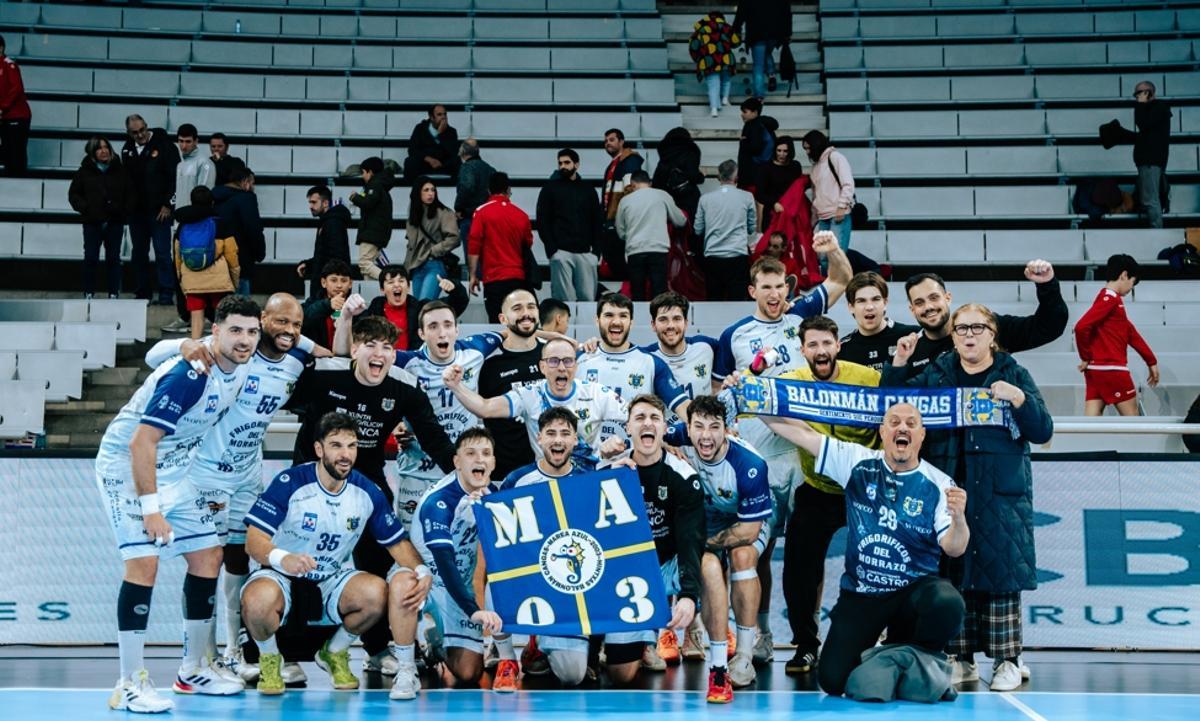 La plantilla del Frigoríficos del Morrazo celebra ayer con aficionados de la Marea Azul desplazados hasta Huesca la importante victoria (30-31).