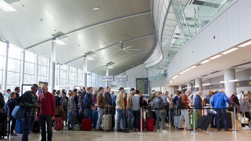 Colas en el aeropuerto de Manises