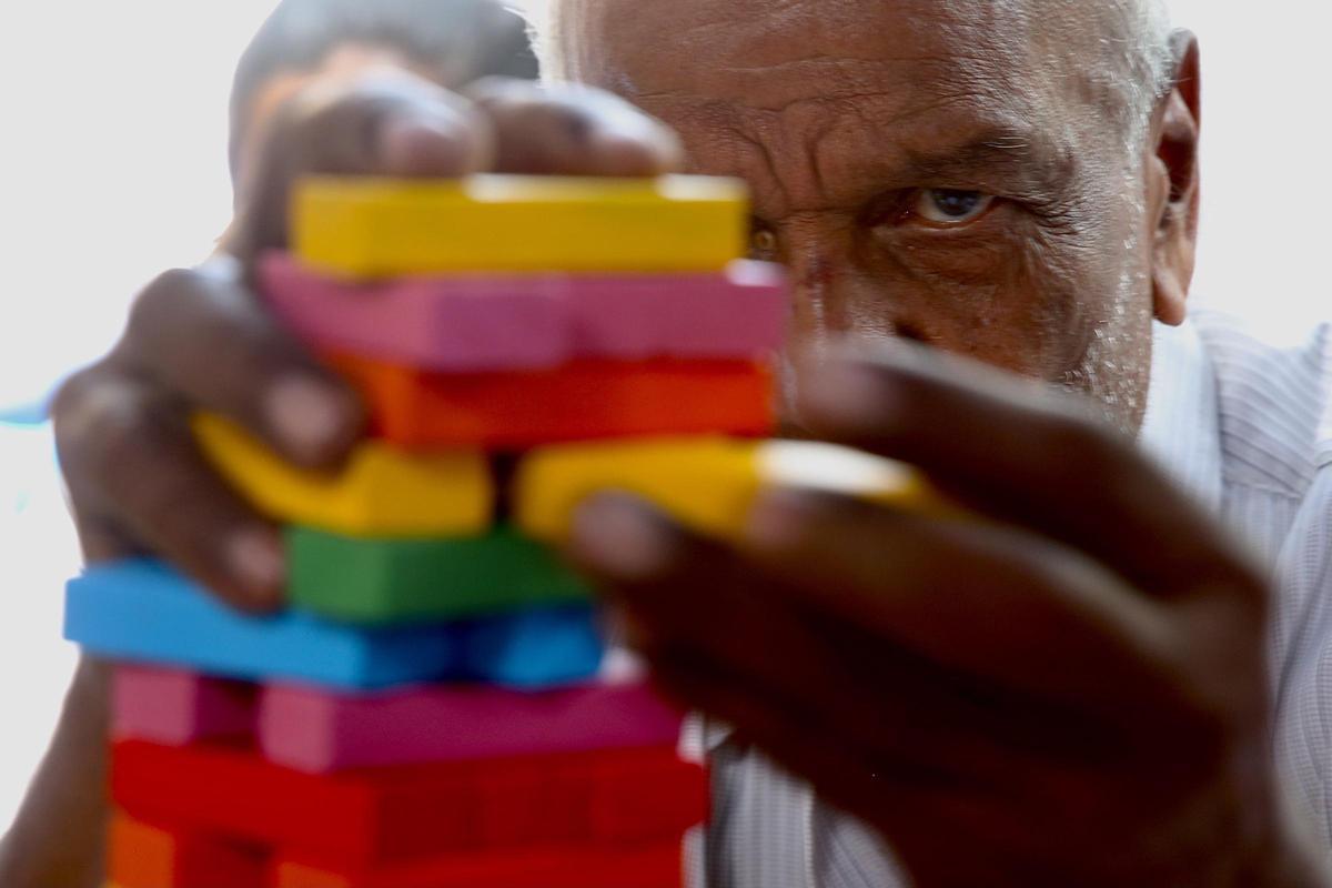 Las cuidadoras, las "olvidadas" que afrontan el alzhéimer en soledad y sin conocimientos