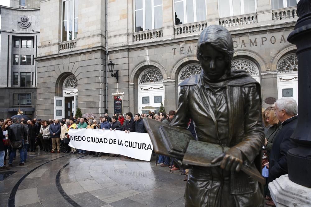 Concentración a favor de los Premios Líricos de Oviedo