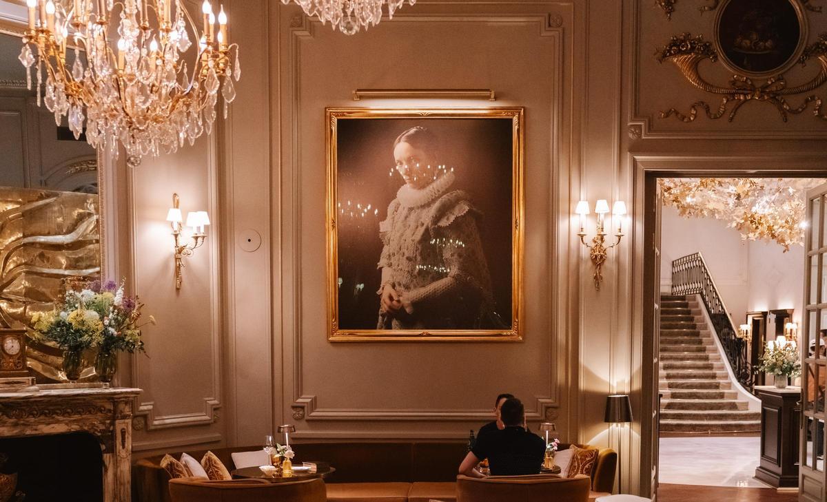 El retrato de Melania Olcina por Paula Anta vigila la sala de Pictura.