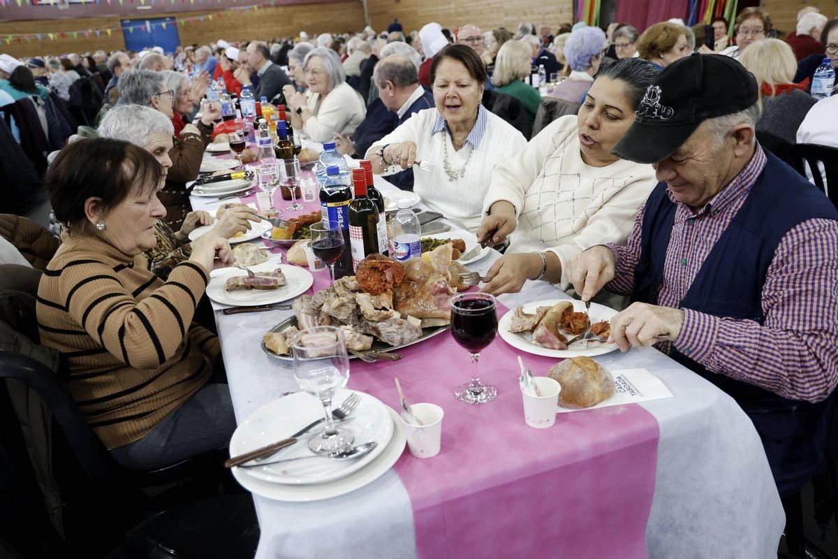 Tributo a los mayores de Ames con más de mil kilos de cocido y música