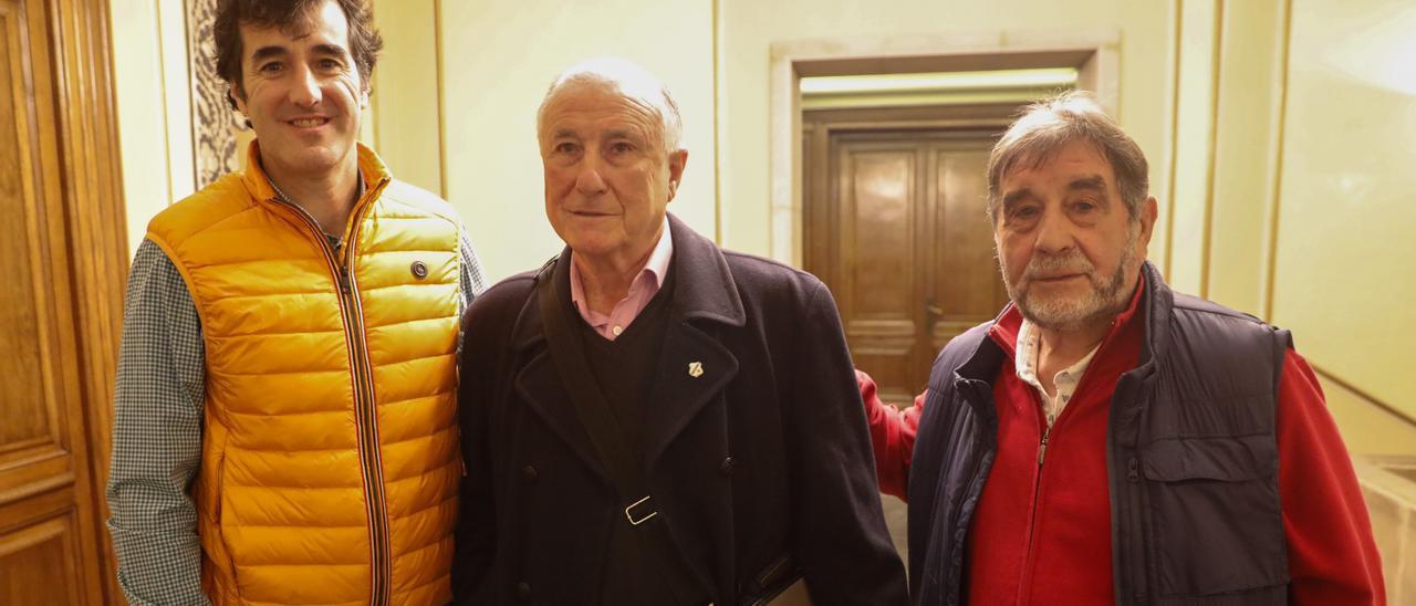 Daniel Campanal, Ataúlfo Fernández, «Tofi», y Miguel Fernández, «Trubia», ayer, tras la reunión en el Ayuntamiento de Avilés.