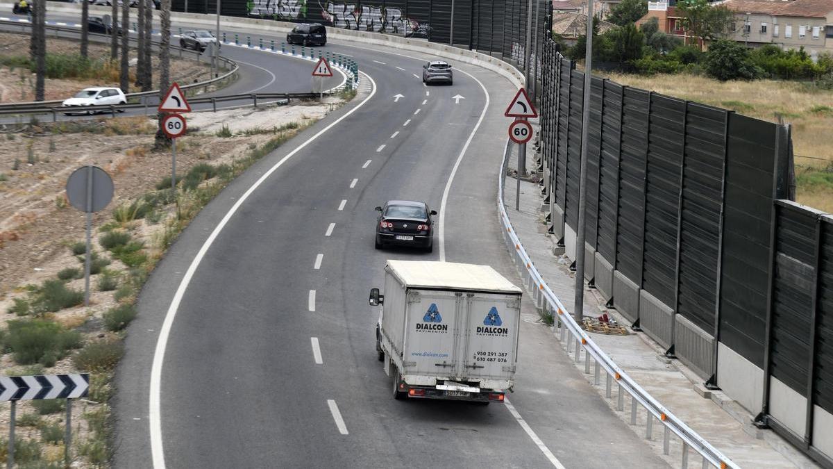 Vehículos a la entrada a Ronda Norte, donde ya están instaladas las pantallas acústicas tras meses de obras.