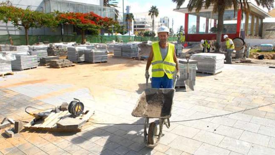 Trabajo de los operarios en la nueva plaza donde antes se levantaba la terraza La Marquesina. | santi blanco