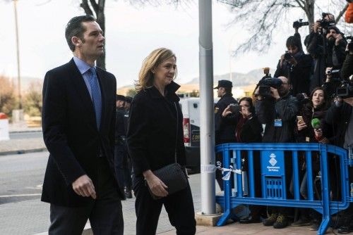 La infanta Cristina, que se sienta en el banquillo acusada de cooperar en delitos fiscales con su marido, Iñaki Urdangarin, a su llegada a la Audiencia de Palma que ha retomado el juicio del caso Nóos.