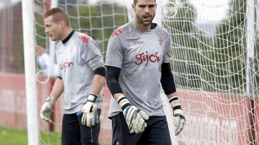 Cuéllar y Alberto, durante el entrenamiento de ayer en Mareo.