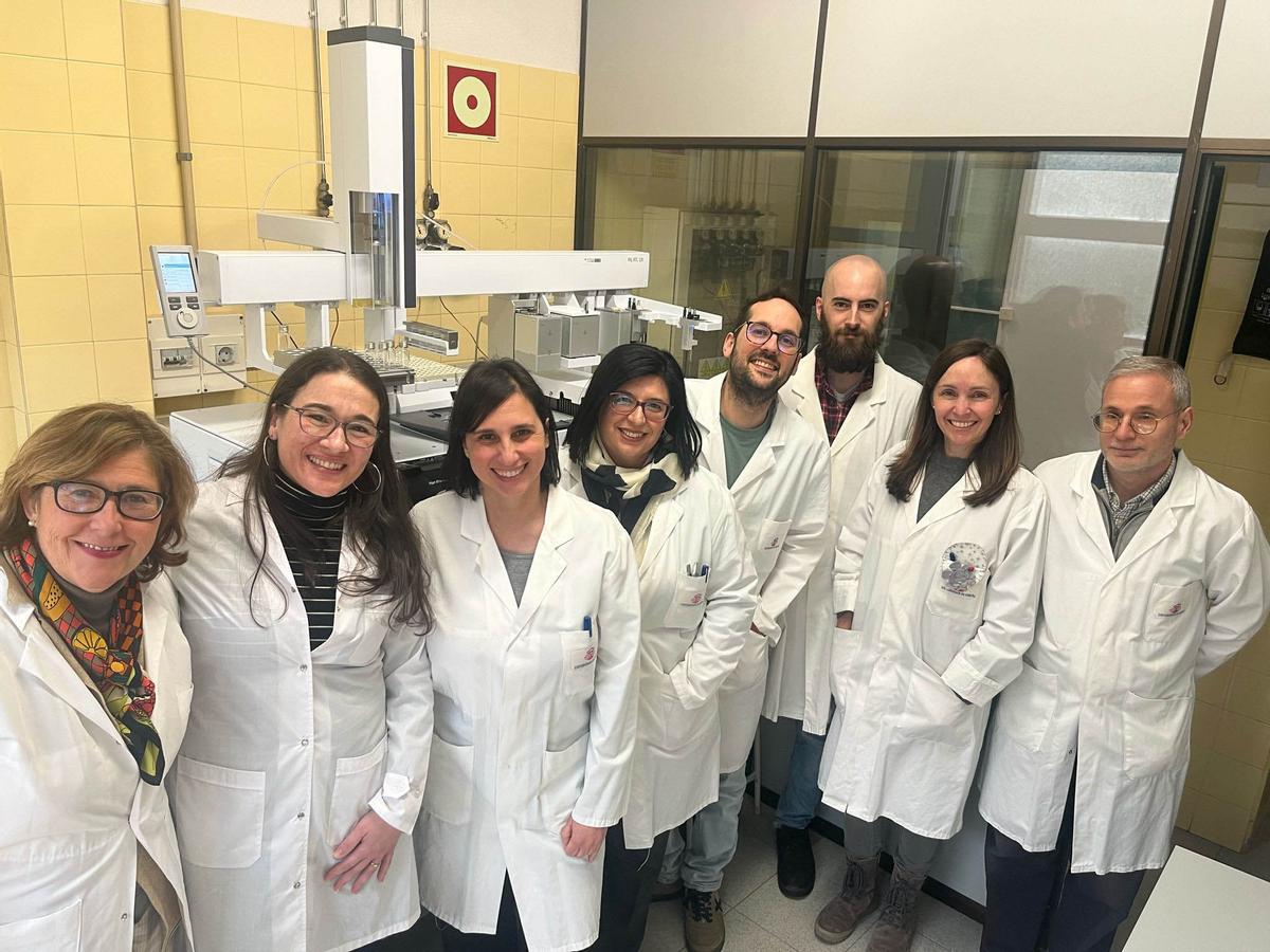 El equipo de la UDC de Química Analítica Aplicada que desarrolla métodos novedosos para determinar la presencia de microplásticos y que ha sido galardonado con el primer premio por la Real Academia Galega de Ciencias