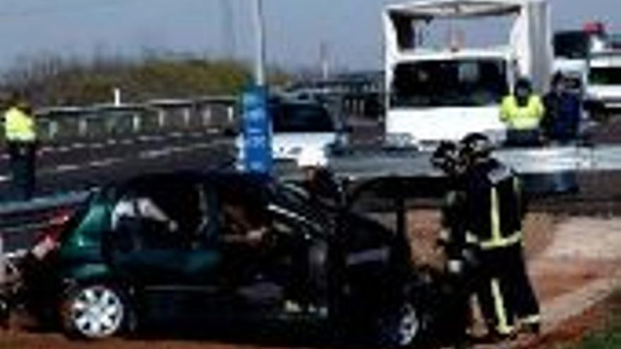 Un herido leve al salirse un coche de la autovía